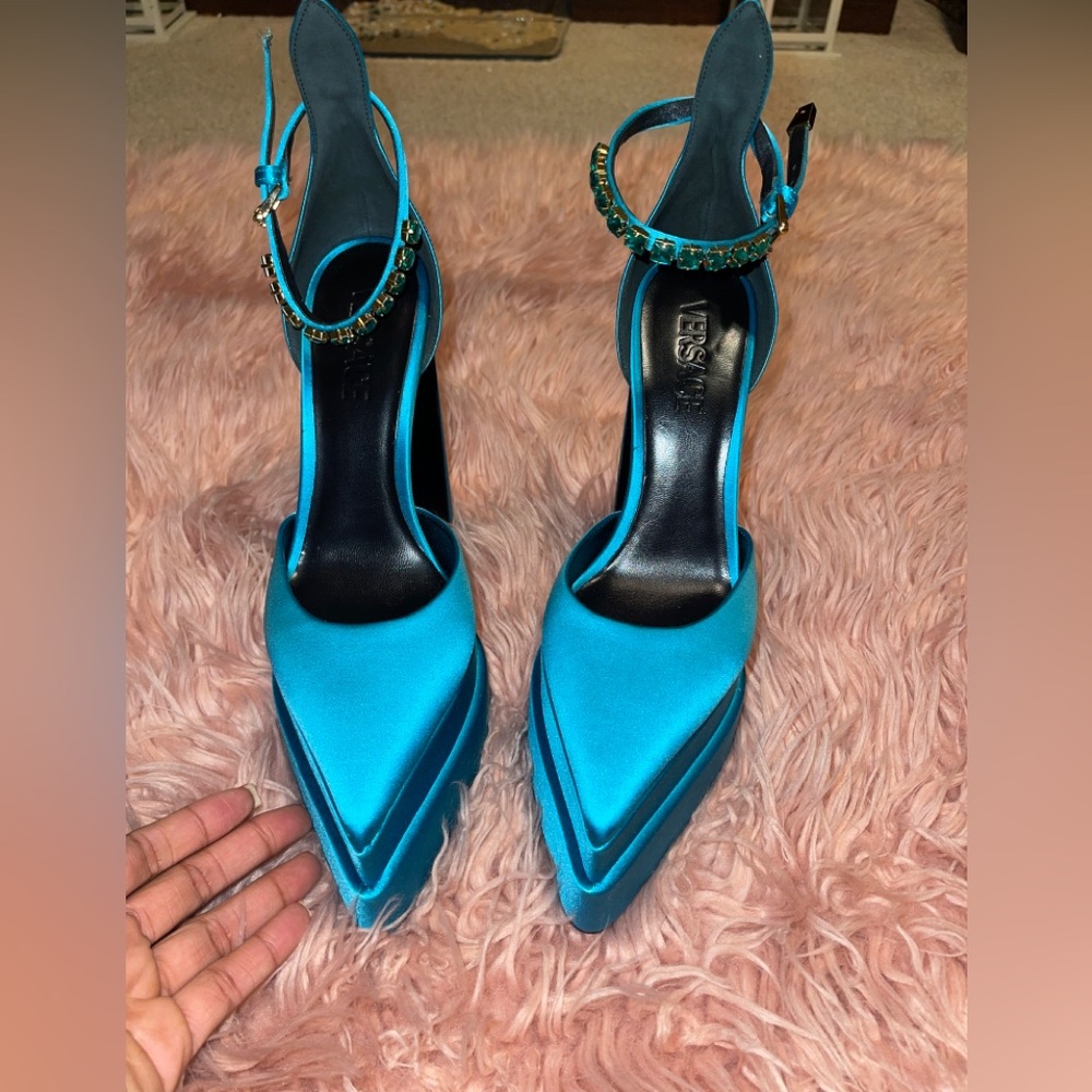 Shoes is brand new , no box or dust bag available